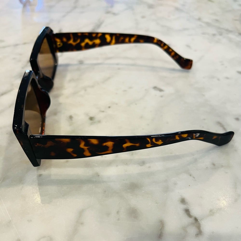 Tortoise Shell Rectangular Sunglasses. - Picture 2 of 2